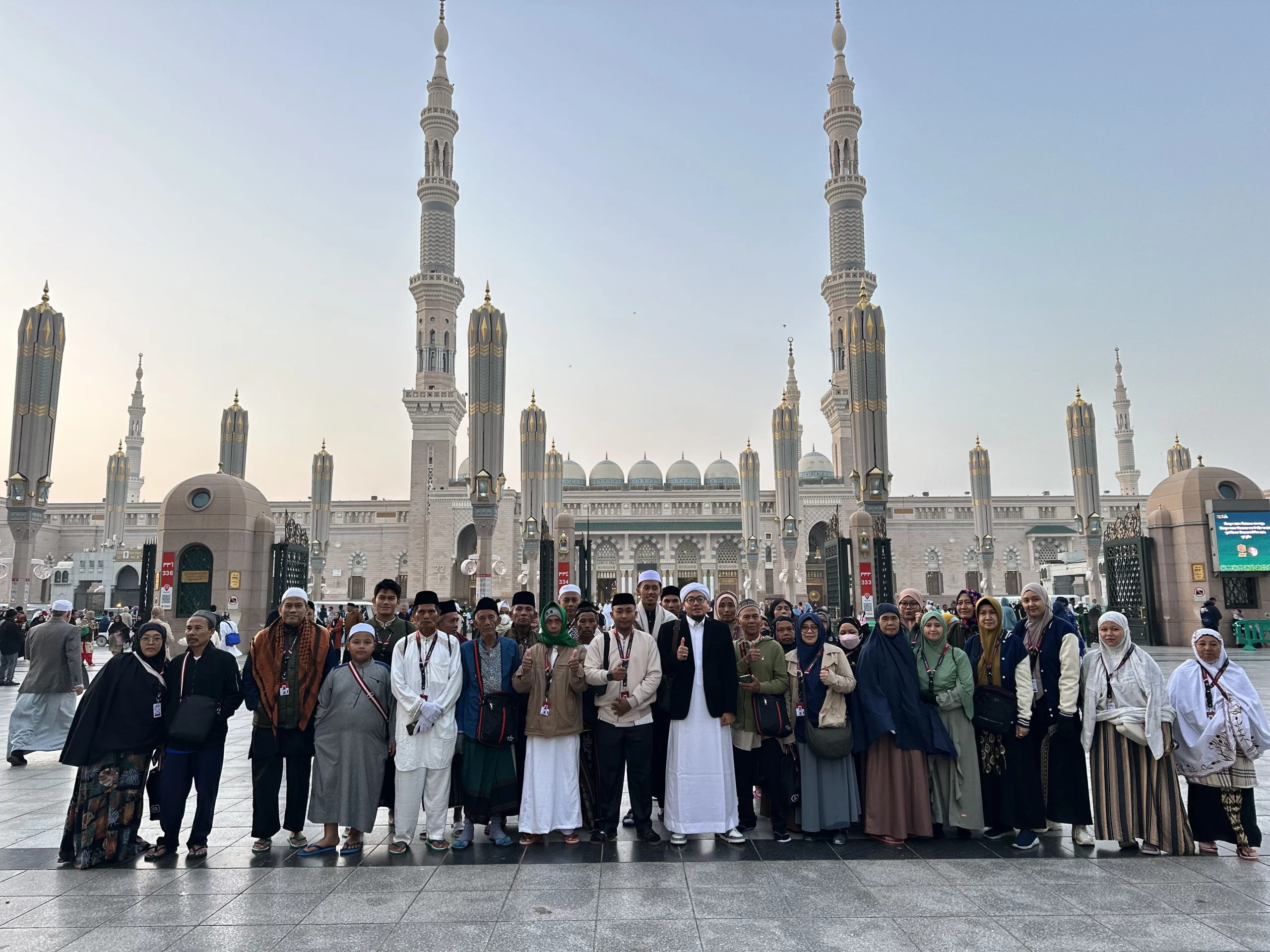 Foto Bersama Jamaah Umroh Saudaraku Travel (1)