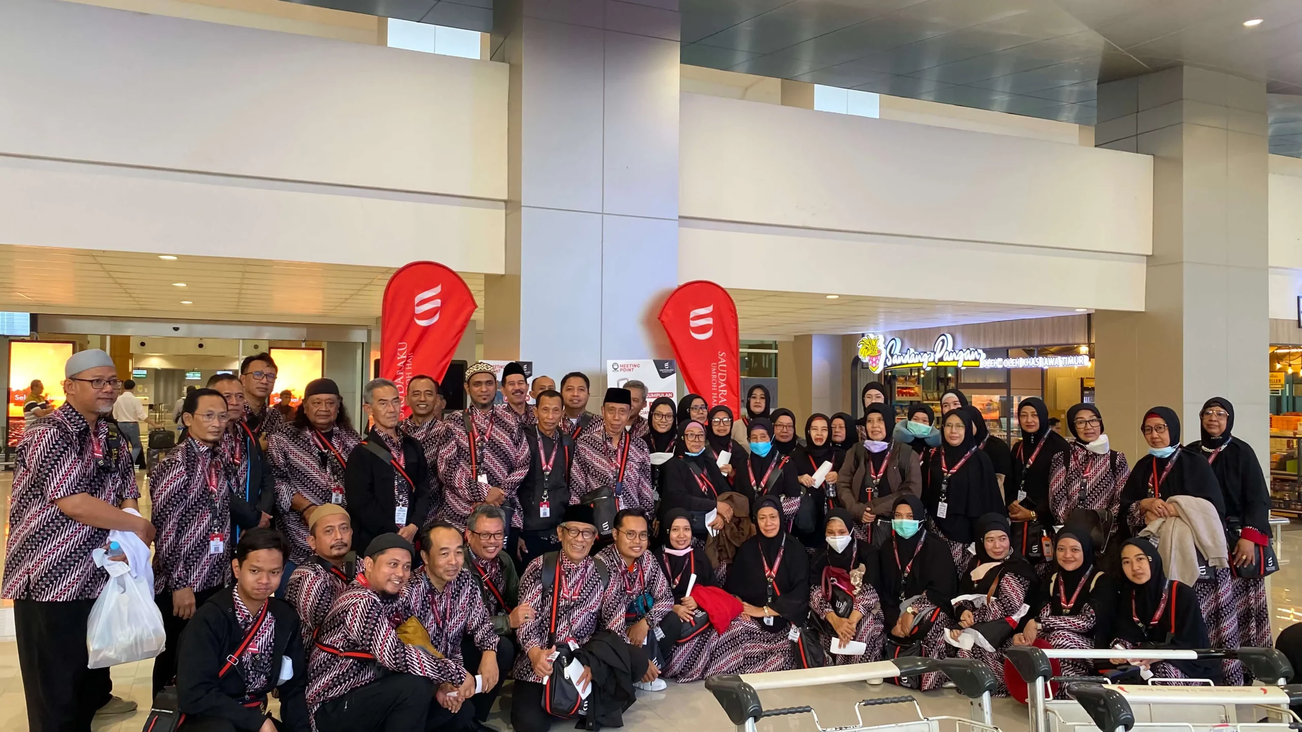Foto Bersama Jamah Umroh Saudaraku Travel