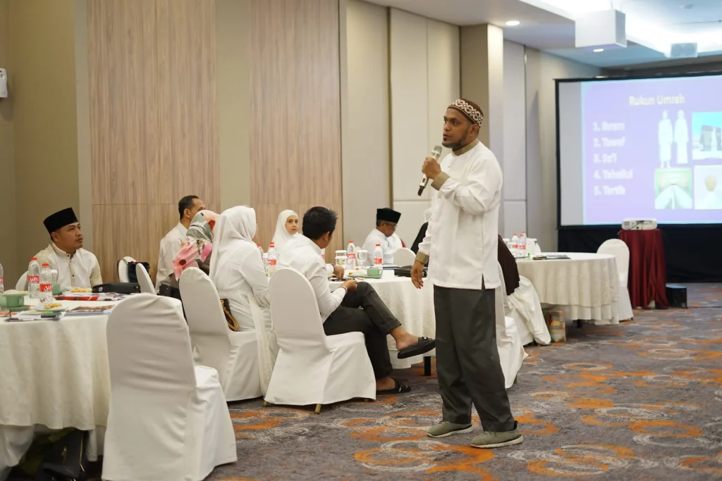 Ustadz sedang menyampaikan materi Larangan Haji saat manasik