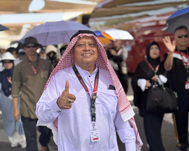 Jamaah menggunakan perlengkapan umroh saat ibadah malam musim dingin (2)