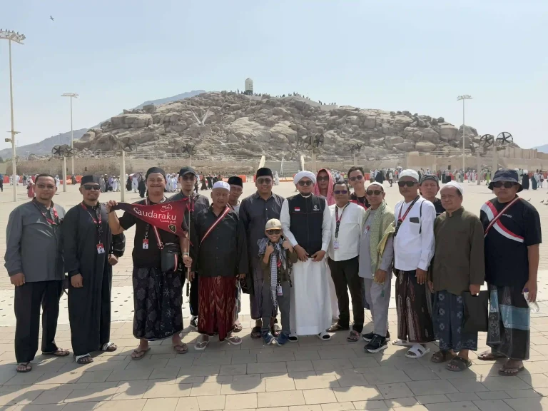 Foto bersama Jamaah umroh bersama anak kecil