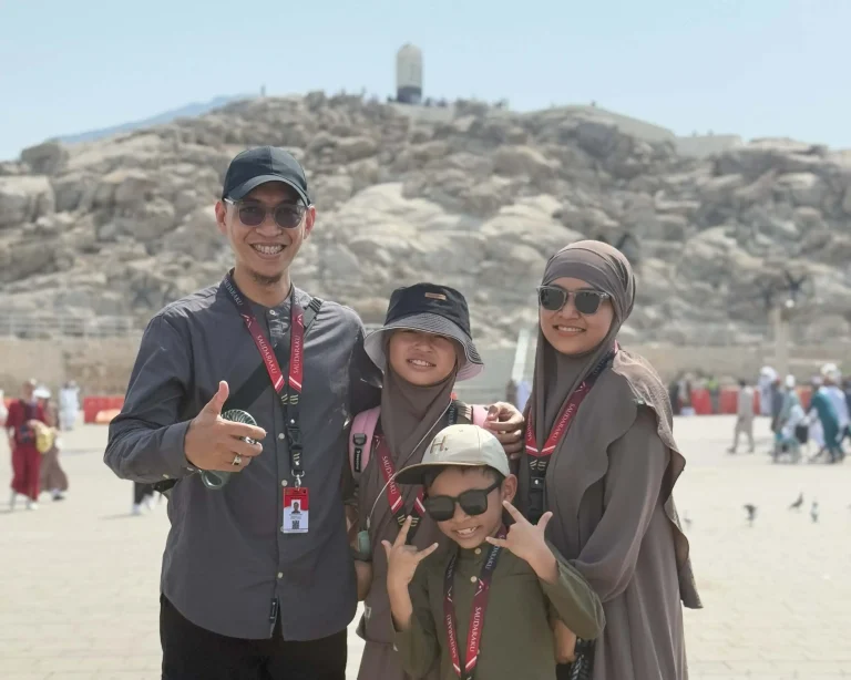 Foto jamaah umroh bersama anak kecil (2)