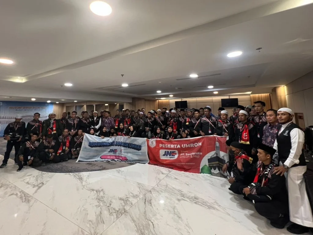 Foto Bersama Jamaah Umroh dari JNE