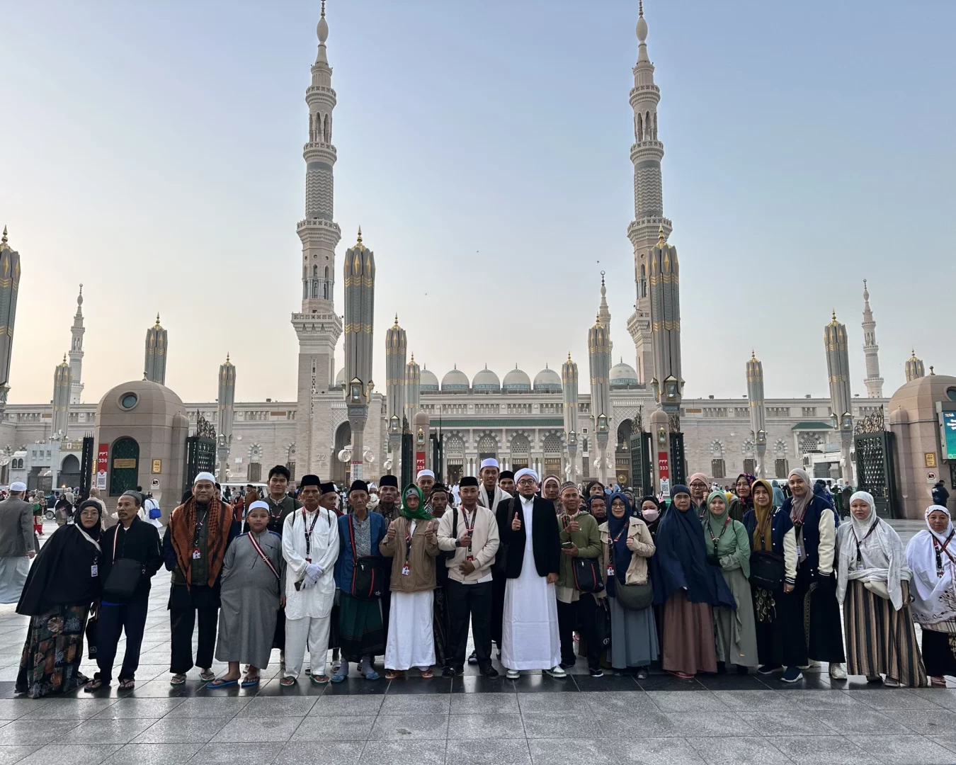 Foto Bersama Jamaah Umroh Saudaraku Travel (1)
