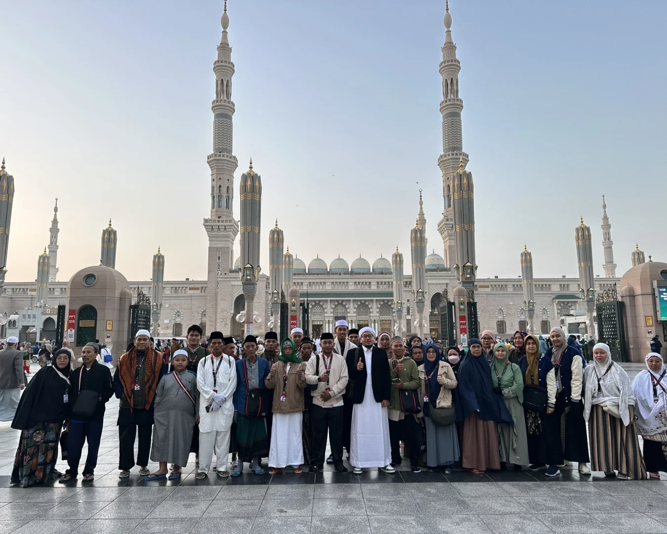 Foto Bersama Jamaah Umroh Saudaraku Travel (1)