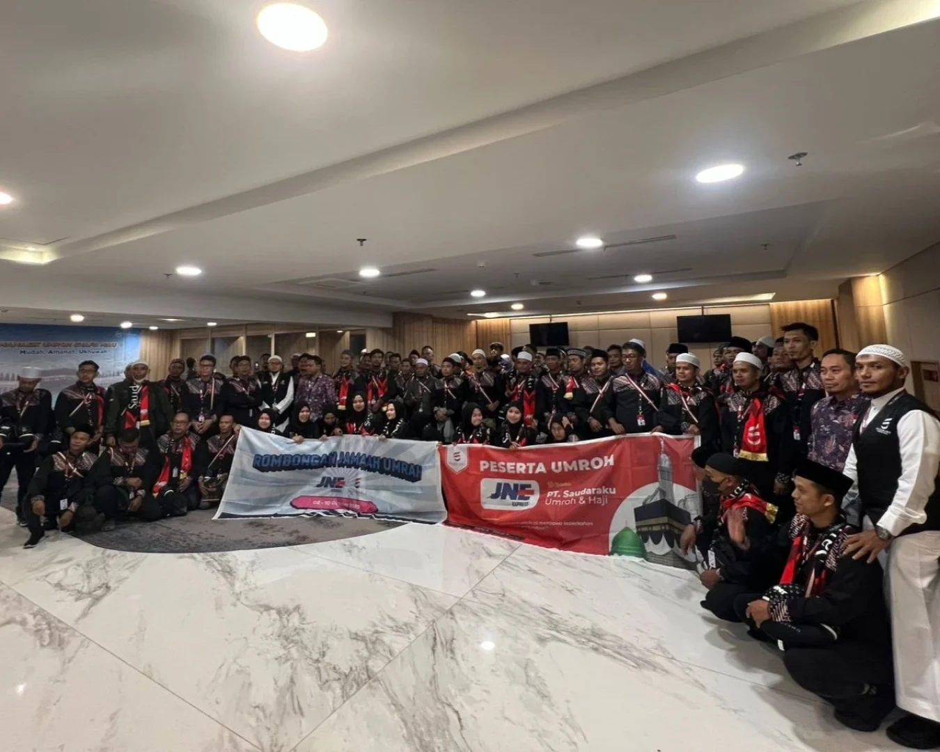 Foto Bersama Jamaah Umroh dari JNE
