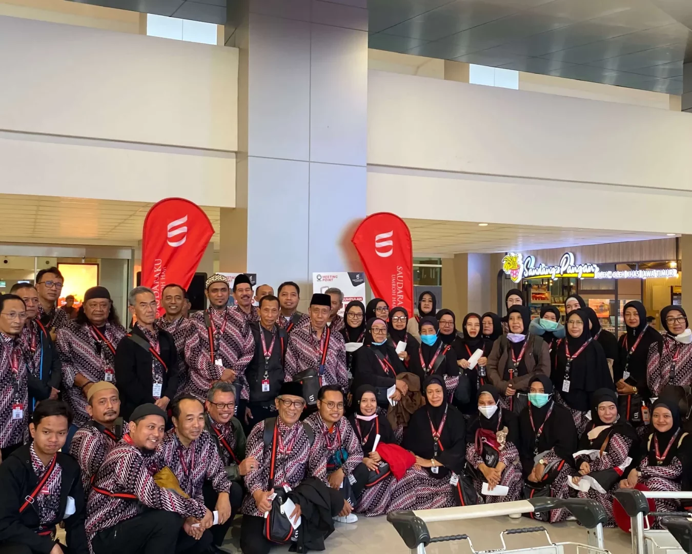 Foto Bersama Jamah Umroh Saudaraku Travel