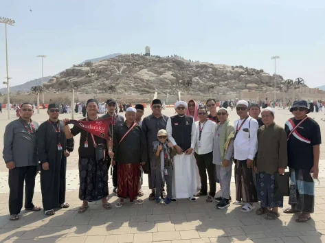 Foto bersama Jamaah umroh bersama anak kecil