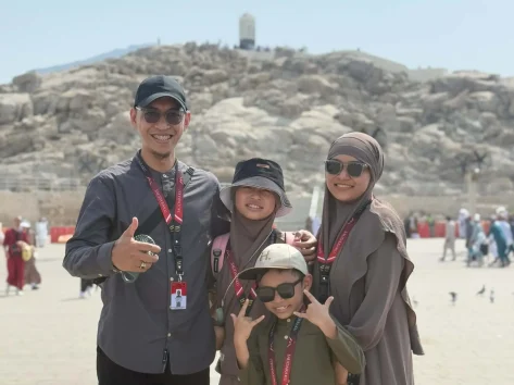 Foto jamaah umroh bersama anak kecil (2)