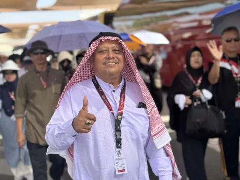 Jamaah menggunakan perlengkapan umroh saat ibadah malam musim dingin (2)