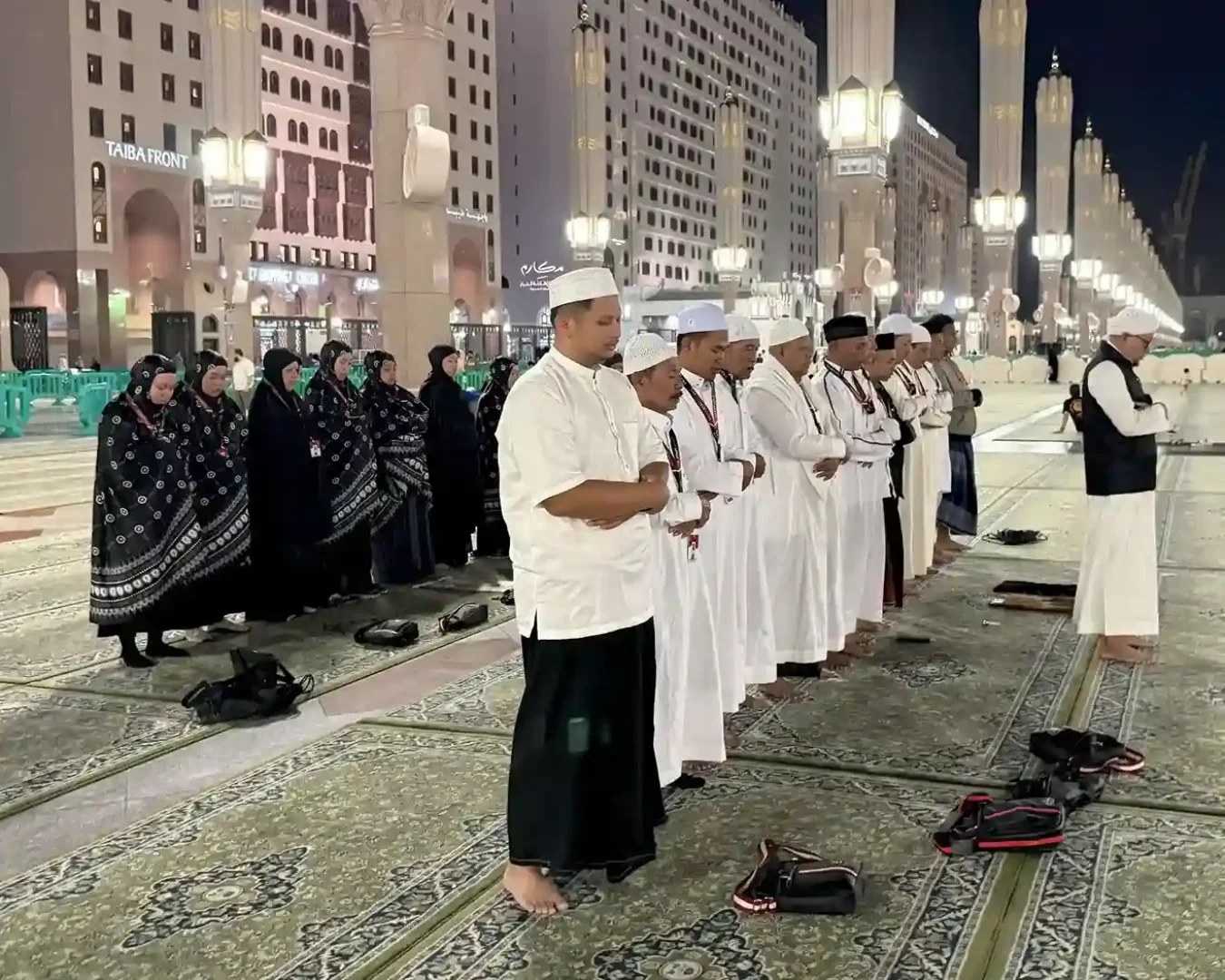 Jamaah menggunakan perlengkapan umroh saat ibadah malam musim dingin