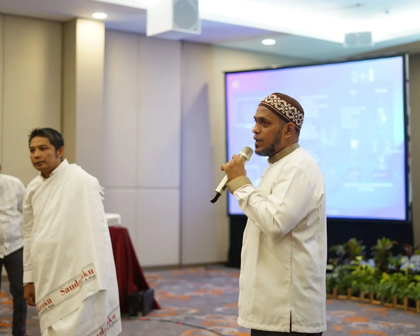 Ustadz sedang menyampaikan materi Larangan Haji